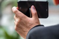 Close-up Hikawa Phone Grip & Stand terpasang di iPhone, menunjukkan desain ergonomisnya.