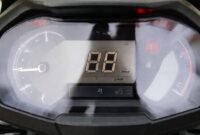 Detail panel instrumen digital pada Indomobil Sprinto yang menampilkan informasi kecepatan, jarak tempuh, dan indikator baterai.