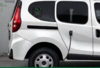 Ilustrasi proses pengisian daya baterai Indomobil Sprinto di rumah dengan menggunakan charger yang disediakan.