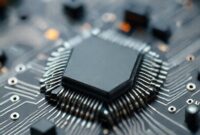 Tampilan close-up chip LSI yang terpasang di papan sirkuit mobil listrik, menyoroti kompleksitas dan teknologi.