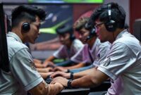 Beberapa pemain Farlight 84 sedang berkoordinasi dalam tim menggunakan fitur voice chat di PC.