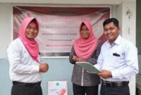 Petugas Telkomsel menyerahkan bantuan logistik dan memberikan layanan telekomunikasi gratis di posko pengungsian banjir Sumatera Utara.