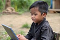 Seorang anak muda sedang mengikuti pelatihan keterampilan digital di sebuah desa terpencil.