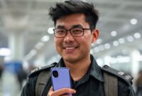 Seorang eksekutif muda sedang mengisi daya Honor Magic 8 Ultra di bandara menggunakan pengisi daya 120W. Dia tersenyum karena tahu dia akan memiliki daya yang cukup untuk perjalanannya.