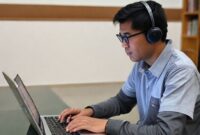 Seorang mahasiswa sedang menggunakan Listen N Write di laptopnya untuk mentranskripsi rekaman kuliah.